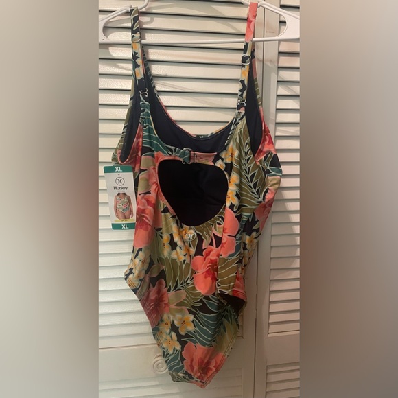 Hurley women’s one piece swimsuit. Size XL. - Picture 4 of 4